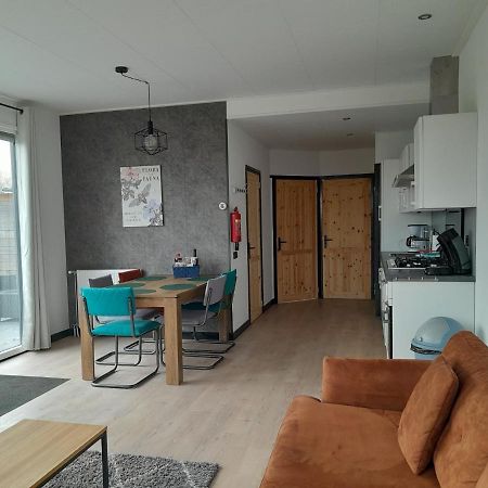 Luxe 5 Persoons Bungalow Op Rustig Vakantiepark Nabij Leeuwarden Dronrijp 외부 사진